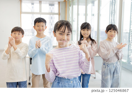 小学生　仲良し　仲間 125046867