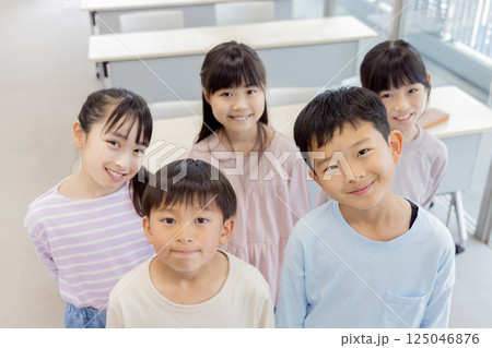 小学生　仲良し　仲間 125046876