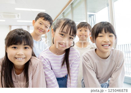 小学生 仲良し 仲間 小学生 仲良し 仲間 125046878