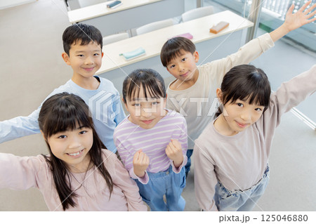 小学生　仲良し　仲間 125046880