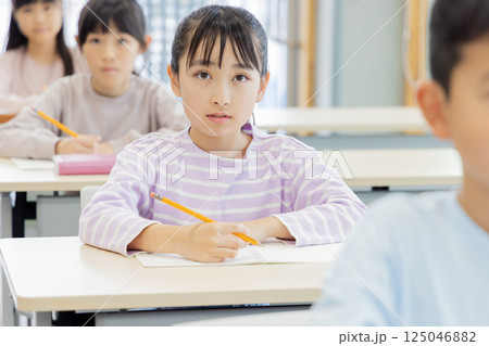 学習塾で勉強する小学生 125046882