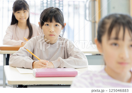 学習塾で勉強する小学生 学習塾で勉強する小学生 125046883