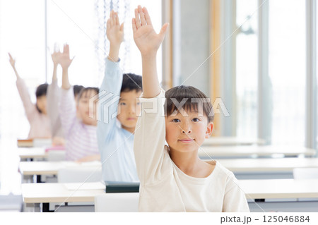 学習塾で勉強する小学生 学習塾で勉強する小学生 125046884