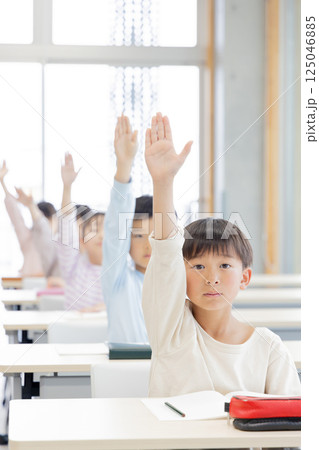 学習塾で勉強する小学生 学習塾で勉強する小学生 125046885