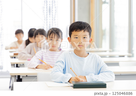 学習塾で勉強する小学生 125046886