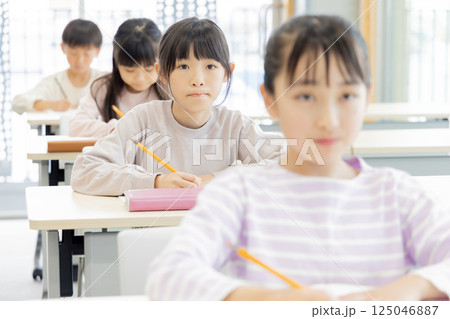 学習塾で勉強する小学生 学習塾で勉強する小学生 125046887