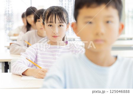 学習塾で勉強する小学生 学習塾で勉強する小学生 125046888