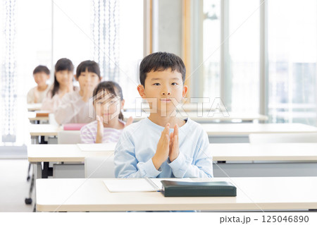 学習塾で勉強する小学生 125046890
