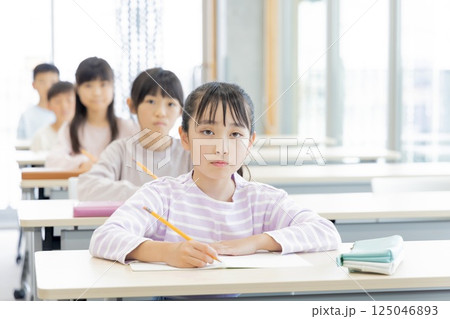 学習塾で勉強する小学生 125046893