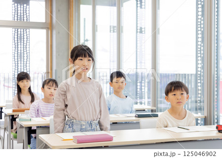 学習塾で勉強する小学生 学習塾で勉強する小学生 125046902