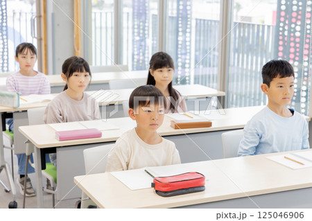 学習塾で勉強する小学生 125046906