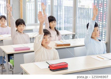 学習塾で勉強する小学生　 125046907