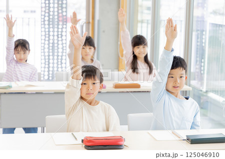学習塾で勉強する小学生 125046910