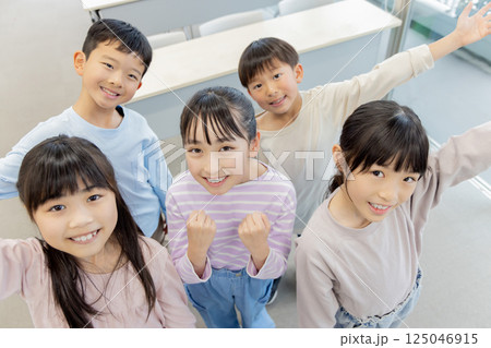 小学生　仲良し　仲間 125046915