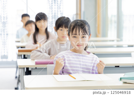 学習塾で勉強する小学生 学習塾で勉強する小学生 125046918