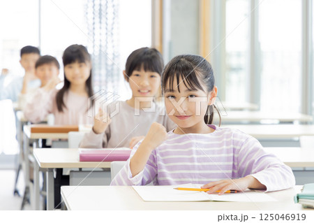 学習塾で勉強する小学生 125046919