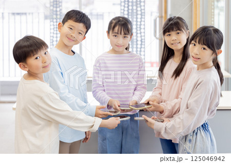 スマホを持つ小学生 スマホを持つ小学生 125046942