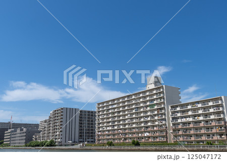爽やかな青空のマンション街 125047172