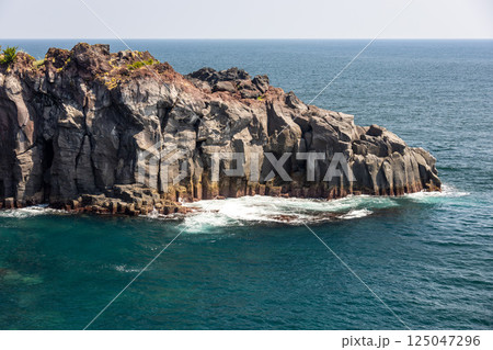 伊豆半島東海岸　城ケ崎の澄んだ青い海と岩壁のある風景 125047296