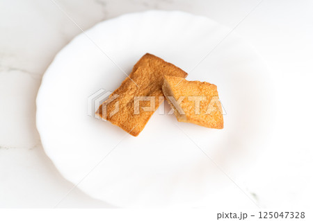 白皿に焼き菓子を二切れ③ 125047328