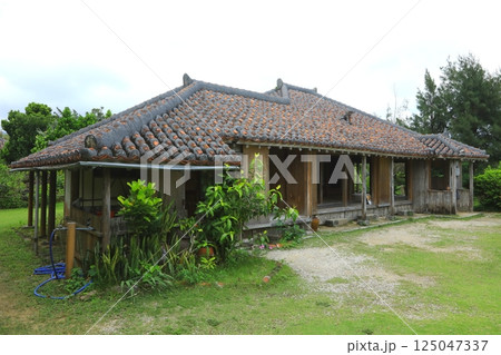 伝統的な八重山の家屋(石垣島) 伝統的な八重山の家屋(石垣島) 125047337