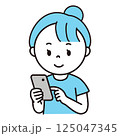 スマホを操作する女性02 125047345