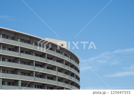 爽やかな青空とマンション 125047355