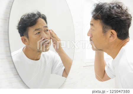 美容を気にする男性 美容を気にする男性 125047380