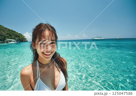 真夏のリゾートを楽しむ女性 真夏のリゾートを楽しむ女性 125047586