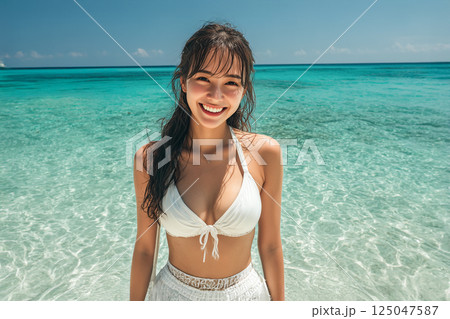 真夏のリゾートを楽しむ女性 真夏のリゾートを楽しむ女性 125047587