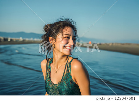 真夏のリゾートを楽しむ女性 125047601