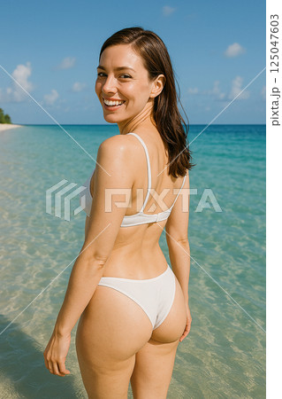 真夏のリゾートを楽しむ女性 125047603