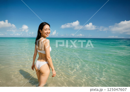 真夏のリゾートを楽しむ女性 真夏のリゾートを楽しむ女性 125047607