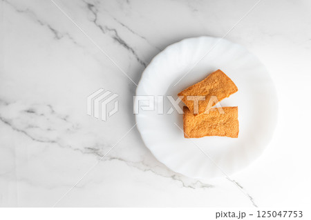 白皿に並ぶ焼きたてフィナンシェ③ 白皿に並ぶ焼きたてフィナンシェ③ 125047753