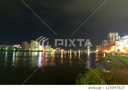 川辺に映る夜景とビル群の光景（新潟市） 125047825