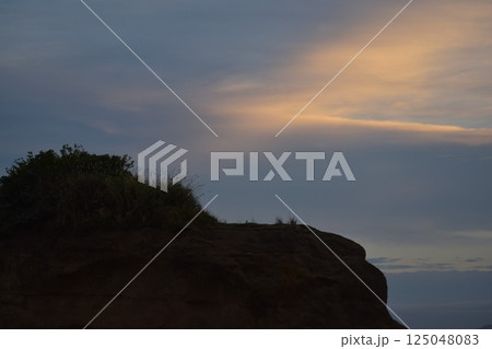 泡瀬干潟のとーふ島上空の薄暮の残照 125048083