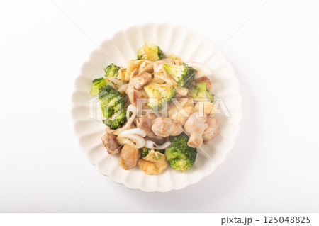 鶏もも肉とブロッコリーと油揚げのねぎ塩炒め 鶏もも肉とブロッコリーと油揚げのねぎ塩炒め 125048825