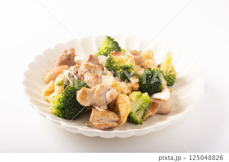 鶏もも肉とブロッコリーと油揚げのねぎ塩炒め 鶏もも肉とブロッコリーと油揚げのねぎ塩炒め 125048826