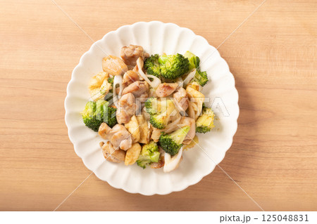 鶏もも肉とブロッコリーと油揚げのねぎ塩炒め 125048831