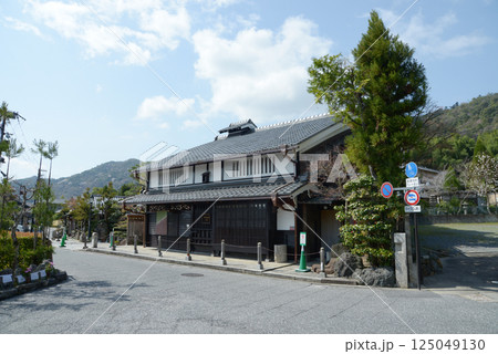 春の嵯峨野 愛宕街道の民家 京都市右京区嵯峨 春の嵯峨野 愛宕街道の民家 京都市右京区嵯峨 125049130