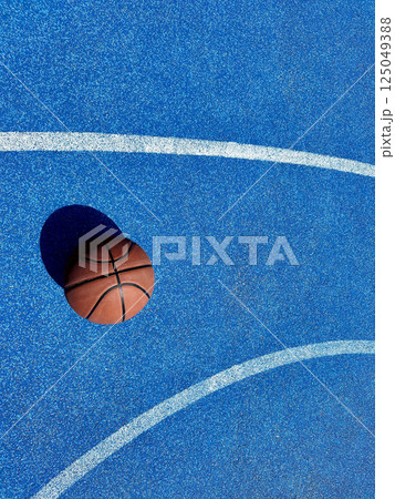 コートにあるバスケットボール 125049388
