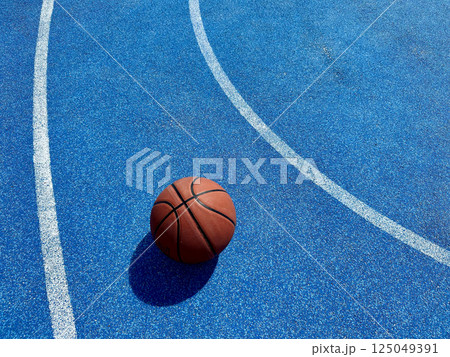 コートにあるバスケットボール 125049391