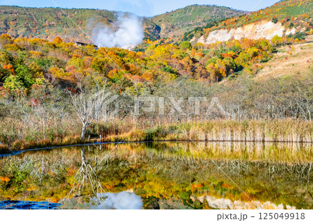 岩手 紅葉に染まる八幡平 ~水鏡の赤沼~ 岩手 紅葉に染まる八幡平 ~水鏡の赤沼~ 125049918