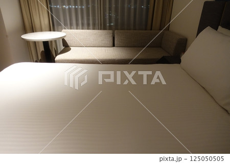 ダブルベッドが置かれたゴージャスなホテルの部屋 ダブルベッドが置かれたゴージャスなホテルの部屋 125050505