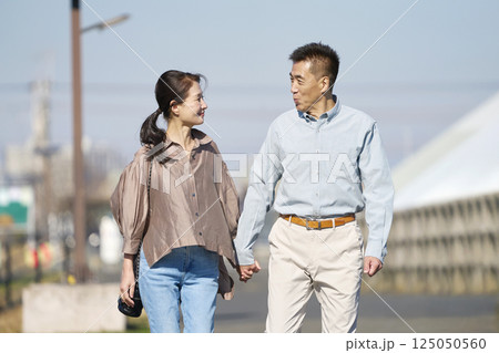 散歩する中年夫婦 散歩する中年夫婦 125050560