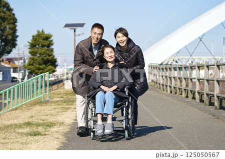 母親が車椅子に乗っている親子のポートレート 125050567