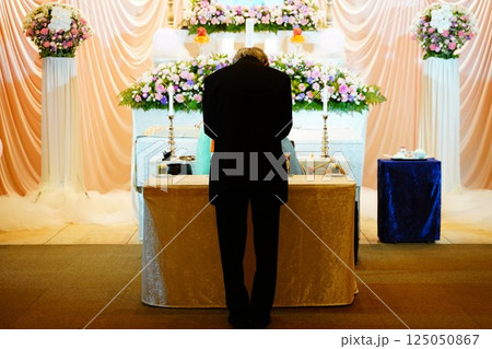 お焼香をする遺族 125050867