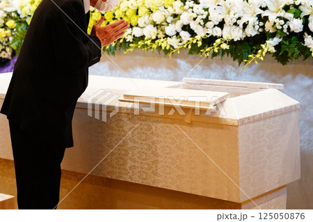 合掌をする友人 125050876