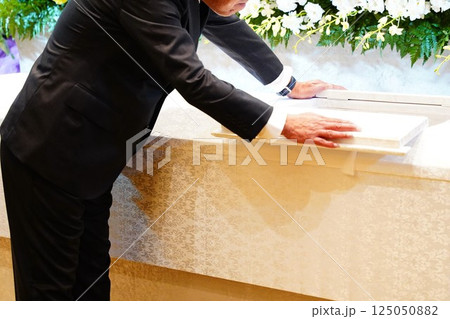 別れを惜しむ友人 125050882