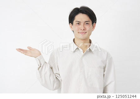 男性 20代 左側を手のひらで指す 白背景 男性 20代 左側を手のひらで指す 白背景 125051244